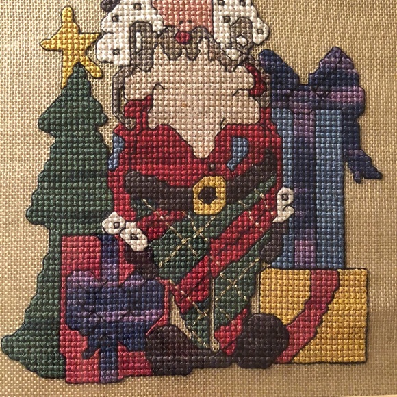 SANTA  GNOME  WITH GIFTS- HANDMADE NEEDLEPOINT - FREMED-BRAND NEW - Picture 4 of 9
